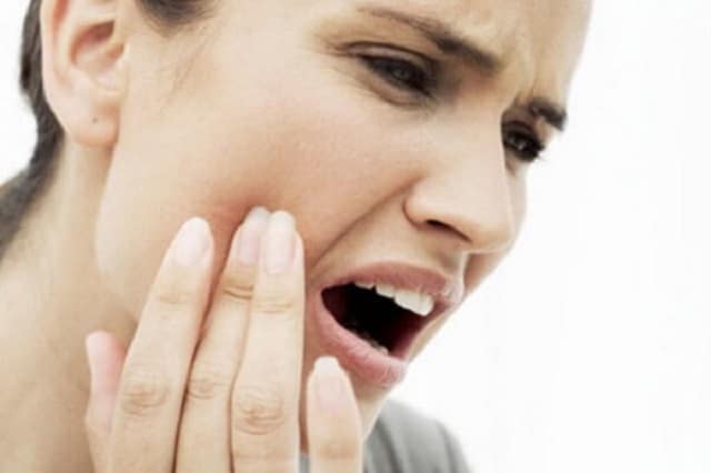 Kako smanjiti oteklinu na licu uzrokovanu zbog problema sa zubima? – uzroci nastanka otekline – što učiniti –  artDENTAL